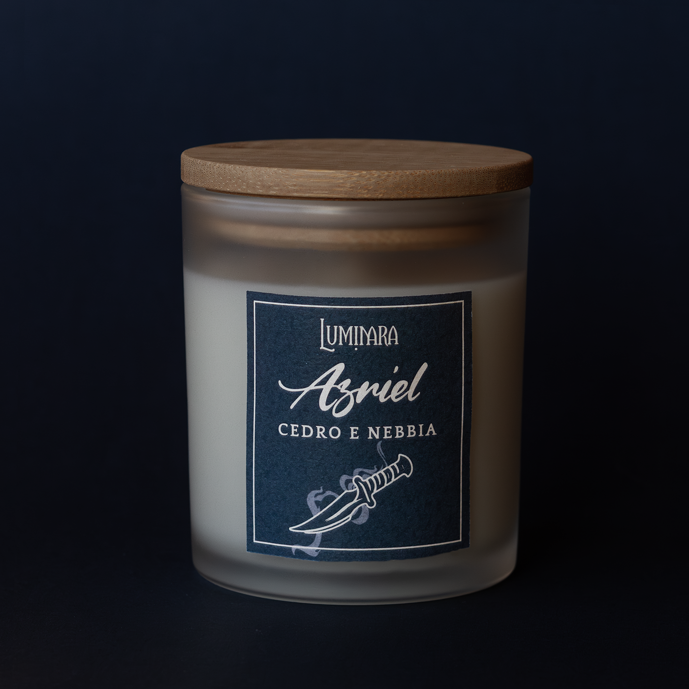 Candela in vetro con coperchio in bamboo, sull'etichetta il nome Azriel e la profumazione cedro e nebbia