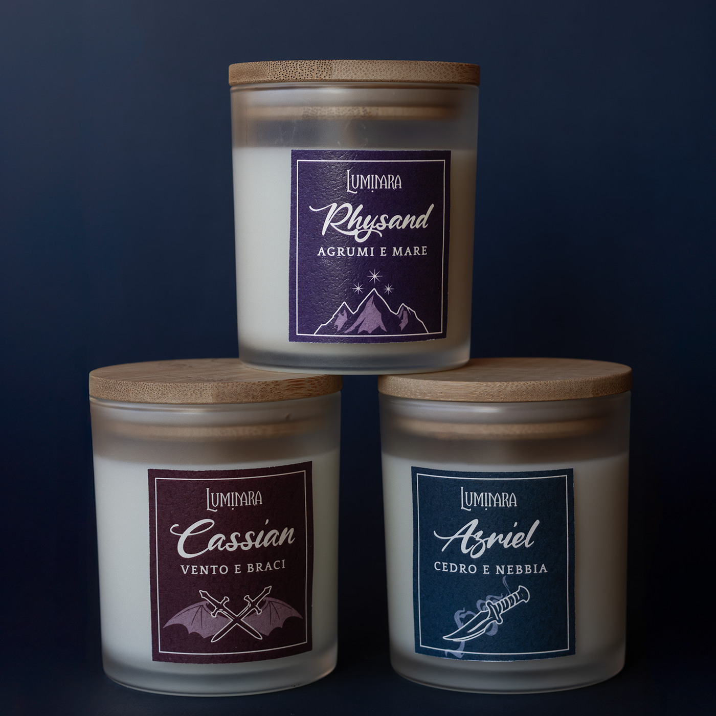 Set completo 3 candele Bat Boys Luminara: Rhysand, Cassian e Azriel ispirate a ACOTAR. Tre candele in vetro premium con tappo in bamboo etichetta effetto cuoio. Su ogni etichetta è presente il nome del personaggio e la sua profumazione. Le candele sono su uno sfondo blu corte della notte