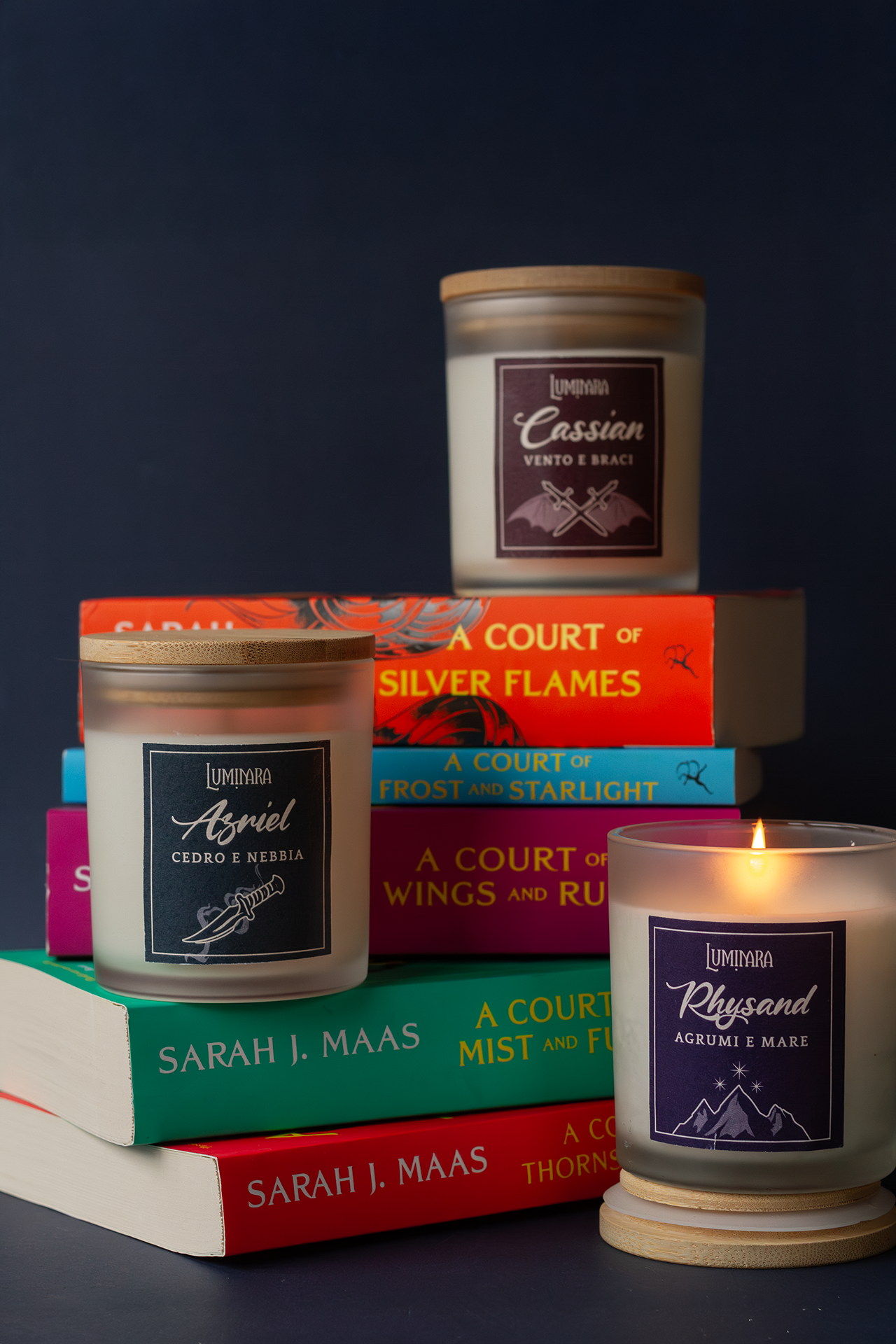Set completo 3 candele Bat Boys Luminara: Rhysand, Cassian e Azriel ispirate a ACOTAR. Tre candele in vetro premium con tappo in bamboo etichetta effetto cuoio. Su ogni etichetta è presente il nome del personaggio e la sua profumazione. Le candele sono appoggiate sui libri della serie ACOTAR di Sarah J Maas