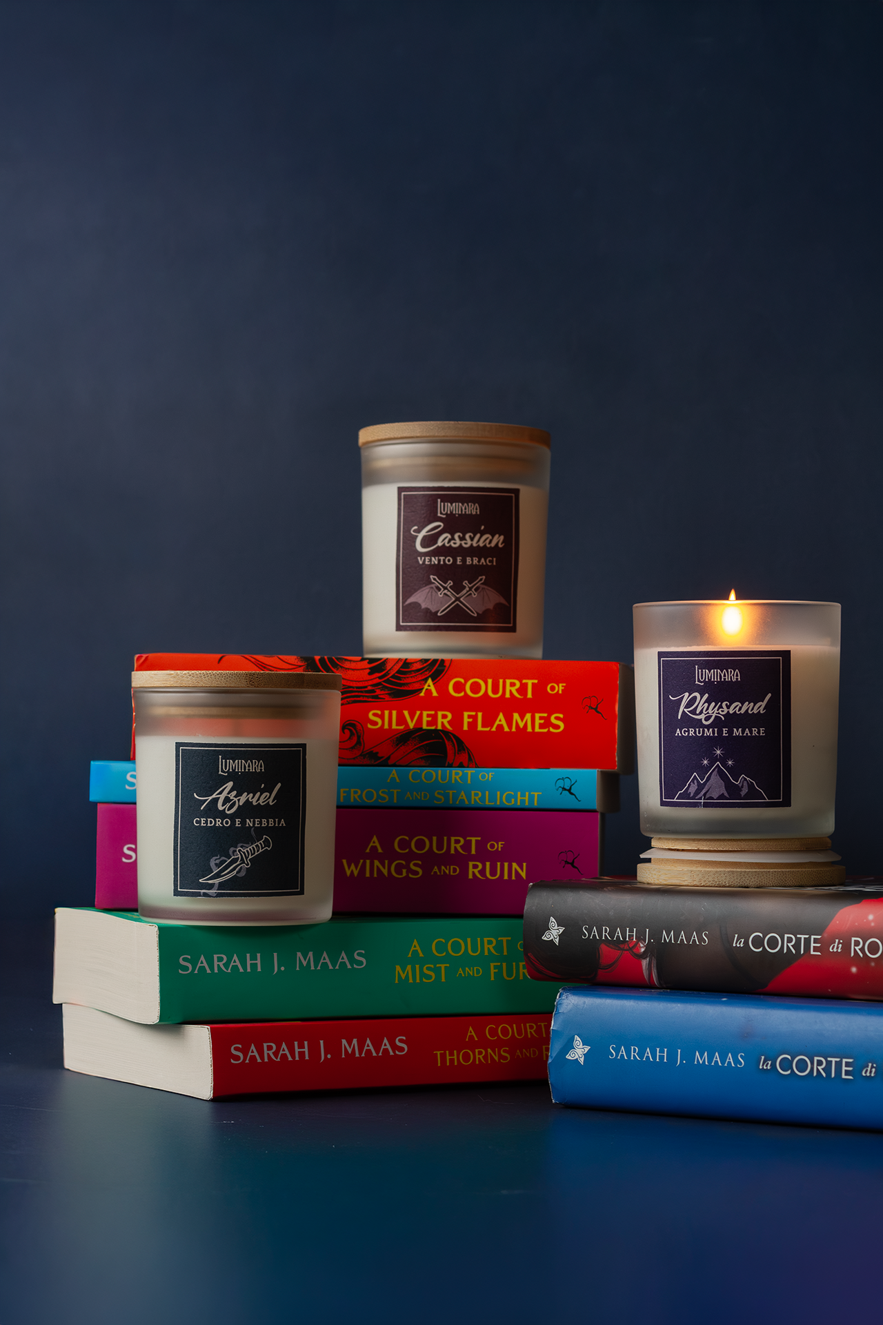 Set completo 3 candele Bat Boys Luminara: Rhysand, Cassian e Azriel ispirate a ACOTAR. Tre candele in vetro premium con tappo in bamboo etichetta effetto cuoio. Su ogni etichetta è presente il nome del personaggio e la sua profumazione. Le candele sono appoggiate sui libri della serie ACOTAR di Sarah J Maas